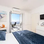 Apartments And Room Lora Gostinjska kuća