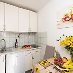 Gostinjska kuća Apartments And Room Lora