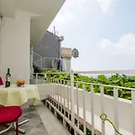Casa de hóspedes And Lora