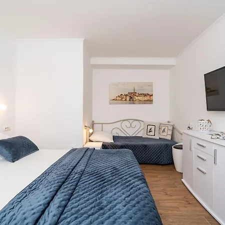 Apartments And Room Lora 3*