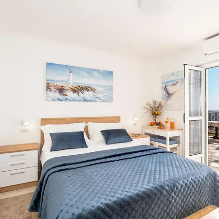 Guest house Apartments And Room Lora