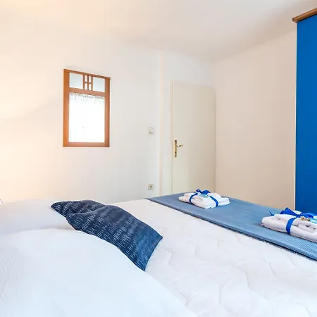 And Lora Konukevi 3*