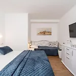 Apartments And Room Lora 3*