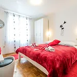 Guest house Apartments And Room Lora