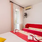 Guest house Apartments And Room Lora 3*