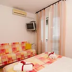 Apartments And Room Lora 3*
