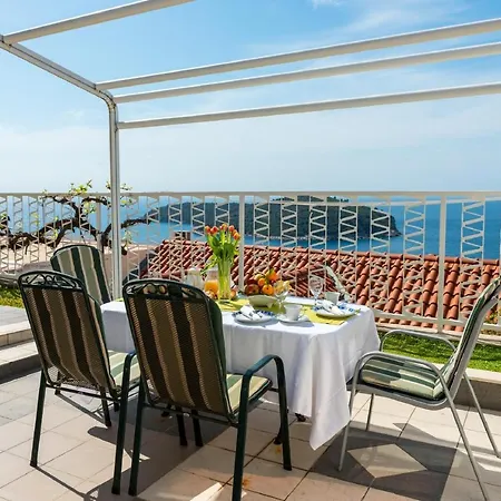 Guest house Apartments And Room Lora 3*