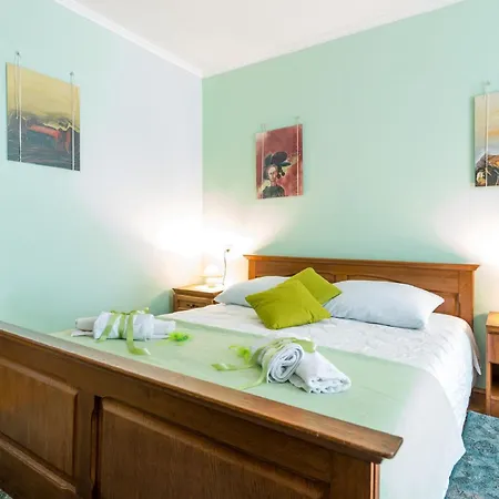 Apartments And Room Lora 3*