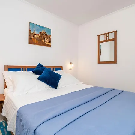 Guest house Apartments And Room Lora