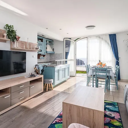Apartments And Room Lora Guest house