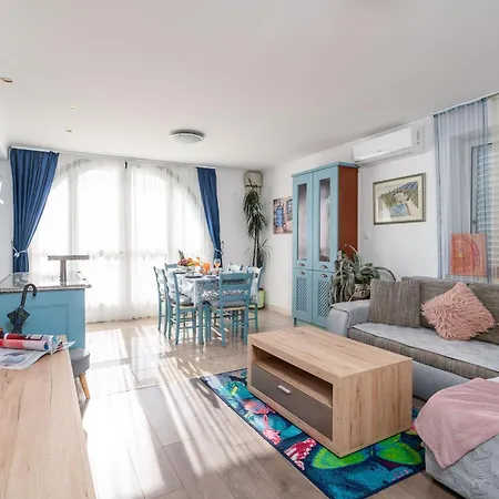Apartments And Room Lora Guest house 3*