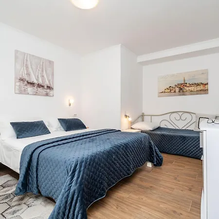 Apartments And Room Lora 3*