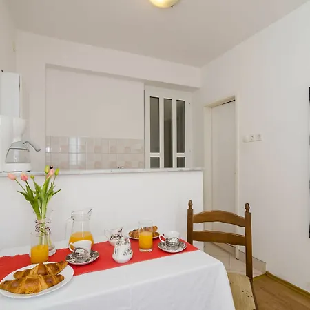 Apartments And Room Lora Guest house 3*
