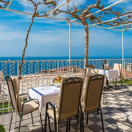 Apartments And Room Lora 3*