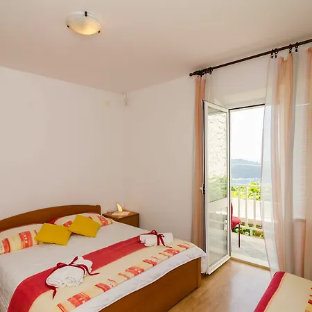 Apartments And Room Lora Guest house
