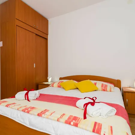 Apartments And Room Lora 3*